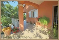 A Mallemoison à 10mn au sud de Digne-les-Bains, maison de 96m² datant de 2011, ainsi qu'un studio indépendant de 37 m² sur 986 m² de terrain, avec garage et grand cellier.