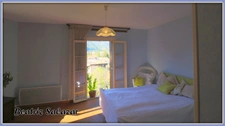 Maison de ville de 96m² sur 3 niveaux, avec belle terrasse, cave, possibilité de studio indépendant, toiture refaite. 