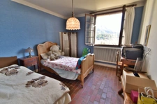 A Digne-les-Bains, grande maison familiale de 215 m², 9 pièces, double garage, abri camping-car, cave, dépendances sur un terrain de 4891 m².