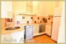 Digne-les-Bains, dans un quartier central, bel appartement traversant, 3 pièces de 84m2 très lumineux, avec balcon et grande cave.