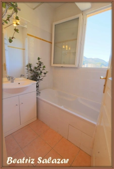 A 5 mn à pied du centre ville de Digne, bel appartement T3 de 66 m², calme et lumineux avec ascenseur, grande terrasse, parking privatif fermé ainsi qu’un parking collectif.
