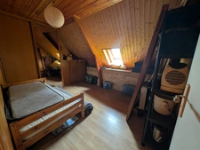 À VENDRE – MAISON DE CAMPAGNE AVEC PLUS DE 5 000 M² DE TERRAIN, ENCLOS POUR ANIMAUX ET BÂTIMENT ANNEXE