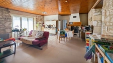 Maison de bourg mitoyenne, 2 chambres , jardin
