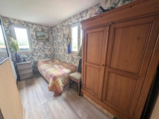 À VENDRE – MAISON DE CAMPAGNE AVEC PLUS DE 5 000 M² DE TERRAIN, ENCLOS POUR ANIMAUX ET BÂTIMENT ANNEXE