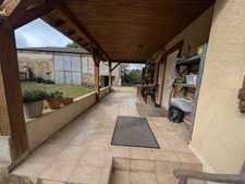 À VENDRE – MAISON DE CAMPAGNE AVEC PLUS DE 5 000 M² DE TERRAIN, ENCLOS POUR ANIMAUX ET BÂTIMENT ANNEXE