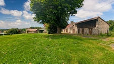 fermette, au calme, plus de deux hectares de terrain avec dépendances