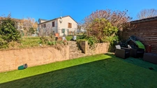 Maison de bourg mitoyenne, 2 chambres , jardin