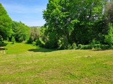 À VENDRE – MAISON DE CAMPAGNE AVEC PLUS DE 5 000 M² DE TERRAIN, ENCLOS POUR ANIMAUX ET BÂTIMENT ANNEXE