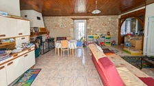 Maison de bourg mitoyenne, 2 chambres , jardin
