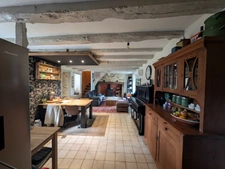 À VENDRE – MAISON DE CAMPAGNE AVEC PLUS DE 5 000 M² DE TERRAIN, ENCLOS POUR ANIMAUX ET BÂTIMENT ANNEXE