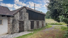 fermette, au calme, plus de deux hectares de terrain avec dépendances
