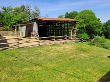 À VENDRE – MAISON DE CAMPAGNE AVEC PLUS DE 5 000 M² DE TERRAIN, ENCLOS POUR ANIMAUX ET BÂTIMENT ANNEXE