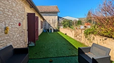 Maison de bourg mitoyenne, 2 chambres , jardin