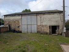 À VENDRE – MAISON DE CAMPAGNE AVEC PLUS DE 5 000 M² DE TERRAIN, ENCLOS POUR ANIMAUX ET BÂTIMENT ANNEXE