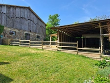 À VENDRE – MAISON DE CAMPAGNE AVEC PLUS DE 5 000 M² DE TERRAIN, ENCLOS POUR ANIMAUX ET BÂTIMENT ANNEXE
