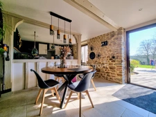 🏡 EN EXCLUSIVITE - Maison en pierre exposée plein SUD avec piscine chauffée à vendre à TINCHEBRAY BOCAGE
