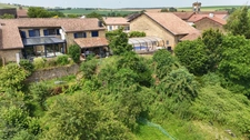 Ancien corps de ferme rénové avec piscine, grange et studio indépendant : un véritable havre de paix aux portes de la Belgique et du Luxembourg.