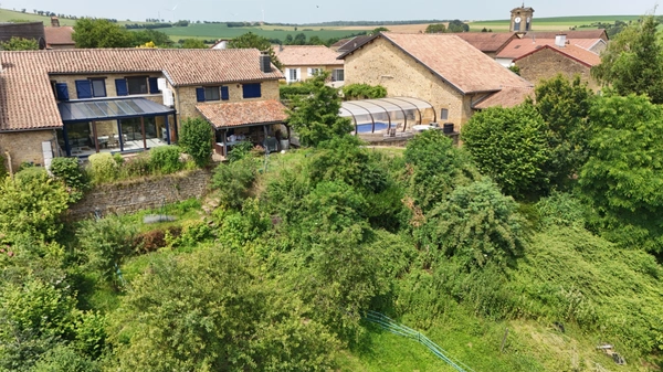 Ancien corps de ferme rénové avec piscine, grange et studio indépendant : un véritable havre de paix aux portes de la Belgique et du Luxembourg.