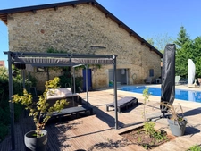Ancien corps de ferme rénové avec piscine, grange et studio indépendant : un véritable havre de paix aux portes de la Belgique et du Luxembourg.
