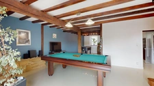 Ancien corps de ferme rénové avec piscine, grange et studio indépendant : un véritable havre de paix aux portes de la Belgique et du Luxembourg.