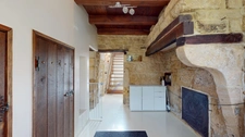 Ancien corps de ferme rénové avec piscine, grange et studio indépendant : un véritable havre de paix aux portes de la Belgique et du Luxembourg.