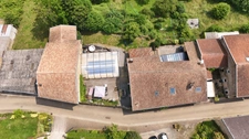 Ancien corps de ferme rénové avec piscine, grange et studio indépendant : un véritable havre de paix aux portes de la Belgique et du Luxembourg.