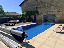 Ancien corps de ferme rénové avec piscine, grange et studio indépendant : un véritable havre de paix aux portes de la Belgique et du Luxembourg.