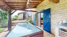 Ancien corps de ferme rénové avec piscine, grange et studio indépendant : un véritable havre de paix aux portes de la Belgique et du Luxembourg.