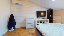 Ancien corps de ferme rénové avec piscine, grange et studio indépendant : un véritable havre de paix aux portes de la Belgique et du Luxembourg.