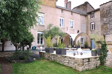 À vendre, ensemble immobilier comprenant une maison d'habitation de caractère et 6 appartements en location.