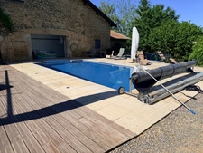 Ancien corps de ferme rénové avec piscine, grange et studio indépendant : un véritable havre de paix aux portes de la Belgique et du Luxembourg.