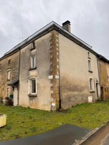 A vendre en exclusivité, proche de la Belgique et du Luxembourg, une maison de village à rénover de 67 m² habitables ! Située  dans l’axe Stenay / Charleville, cette bâtisse est idéal pour les amateu