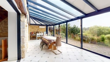 Ancien corps de ferme rénové avec piscine, grange et studio indépendant : un véritable havre de paix aux portes de la Belgique et du Luxembourg.