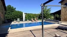 Ancien corps de ferme rénové avec piscine, grange et studio indépendant : un véritable havre de paix aux portes de la Belgique et du Luxembourg.