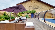 Ancien corps de ferme rénové avec piscine, grange et studio indépendant : un véritable havre de paix aux portes de la Belgique et du Luxembourg.
