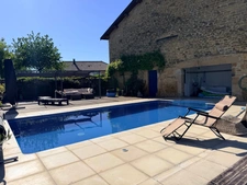 Ancien corps de ferme rénové avec piscine, grange et studio indépendant : un véritable havre de paix aux portes de la Belgique et du Luxembourg.