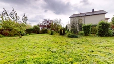 À vendre, en exclusivité, proche de la Belgique et du Luxembourg, une maison individuelle de 136.75 m² habitable (6 pièces) sur un grand terrain de 2204 m² ! Ce bien est proposé à la vente via un APP