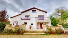 À vendre, en exclusivité, proche de la Belgique et du Luxembourg, une maison individuelle de 136.75 m² habitable (6 pièces) sur un grand terrain de 2204 m² ! Ce bien est proposé à la vente via un APP