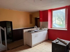 A vendre en exclusivité, proche de la Belgique et du Luxembourg, une maison de village à rénover de 67 m² habitables ! Située  dans l’axe Stenay / Charleville, cette bâtisse est idéal pour les amateu