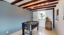 Ancien corps de ferme rénové avec piscine, grange et studio indépendant : un véritable havre de paix aux portes de la Belgique et du Luxembourg.