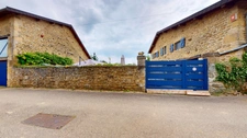 Ancien corps de ferme rénové avec piscine, grange et studio indépendant : un véritable havre de paix aux portes de la Belgique et du Luxembourg.