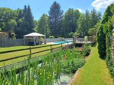 Beau camping avec maison d'habitation et 7.8ha de terrain 
