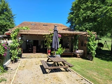 Beau camping avec maison d'habitation et 7.8ha de terrain 