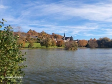 Maison au Bord d’un Lac avec Potentiel Locatif – 72500 Beaumont-Pied-de-Bœuf 🌿🏡