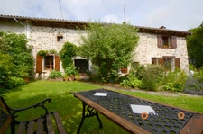 Belle maison en pierre avec grand jardin