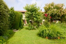 Belle maison en pierre avec grand jardin