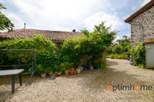 Belle maison en pierre avec grand jardin