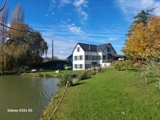 Maison au Bord d’un Lac avec Potentiel Locatif – 72500 Beaumont-Pied-de-Bœuf 🌿🏡
