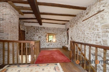 Belle maison en pierre avec grand jardin