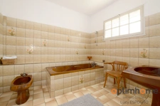 Propriété de 4 chambres au bord de la rivière à vendre